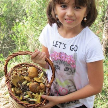 voluntariado jardineria niña con bolets