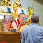 monja budista sosteniendo un kapala