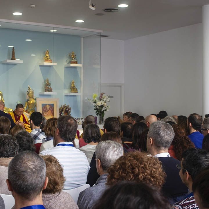 espacio lleno de gente