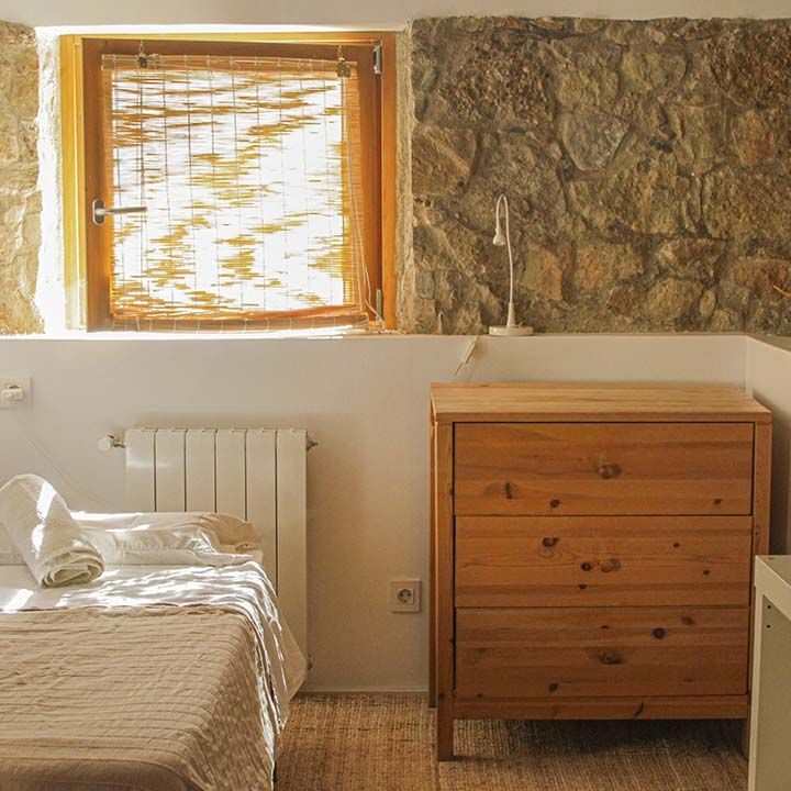 habitación con armario y cama ventana