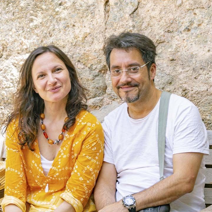 pareja sonriendo y mirando a camara