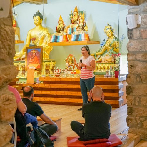 Templo interior con presonas